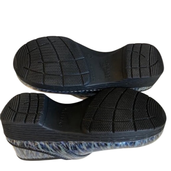Dansko Lt Pro Blue Waves Clogs NWOT - Picture 7 of 8